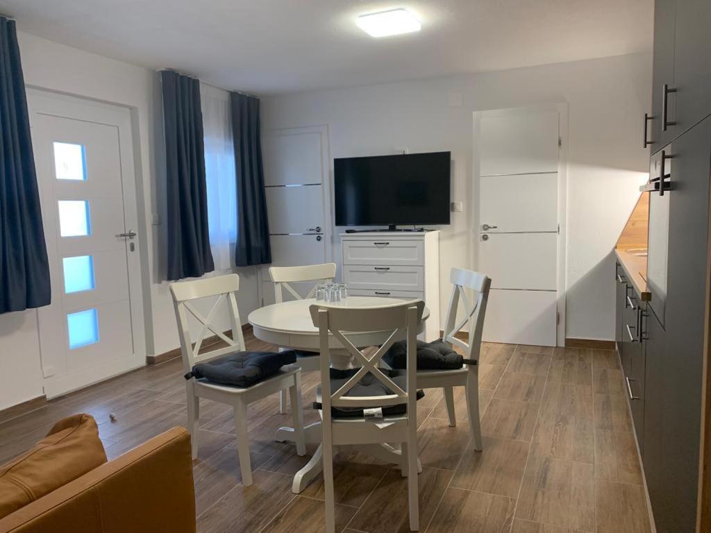 Apartmani Albatros Perusic Экстерьер фото